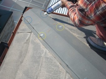 泉大津市の棟の釘をコーキングで防水
