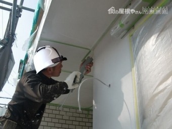 岸和田市上松町の外壁塗装で中塗りの工程です