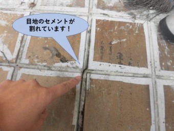 岸和田市のバルコニーの目地のセメントが割れています!