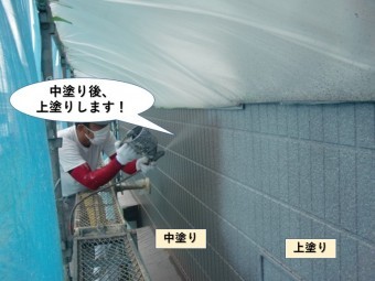 泉大津市の外壁を中塗り後上塗りします