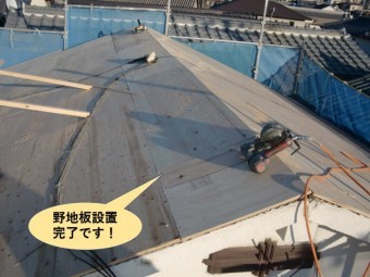 高石市の屋根に野地板設置完了です