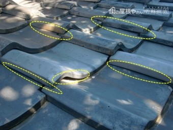 岸和田市西之内町の瓦に隙間が開いています