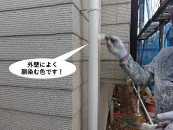 貝塚市の雨樋は外壁によく馴染む色です