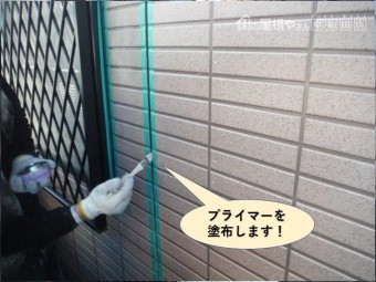 泉大津市の目地にプライマーを塗布します