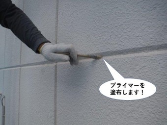 岸和田市のALCパネルの目地にプライマーを塗布します