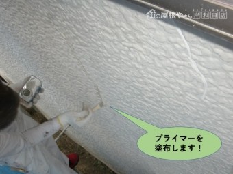 岸和田市の外壁のひび割れにプライマーを塗布します