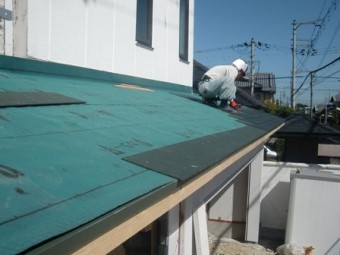 岸和田市上松町の屋根スレート瓦の下屋部分の葺き替え作業