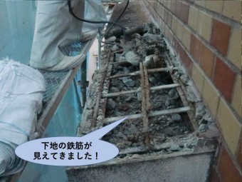 岸和田市の庇の下地の鉄筋が見えてきました!