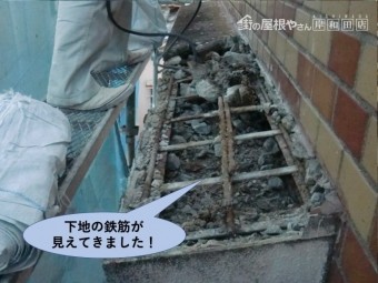 岸和田市の庇の下地の鉄筋が見えてきました!