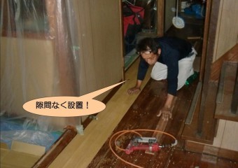 泉北郡忠岡町でフローリング設置中
