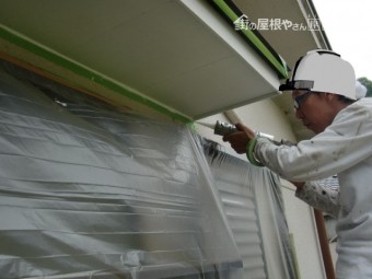 岸和田市大沢町の復旧した庇の塗装工事 3日目