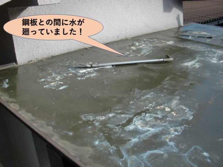泉大津市の玄関ポーチの屋根の鋼板の間に水が廻っていました!
