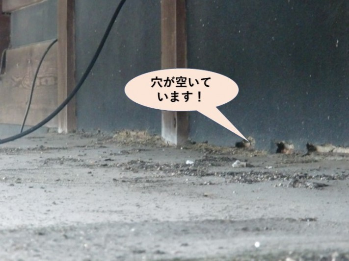 岸和田市包近町の増築部の取り合いに穴が空いています!