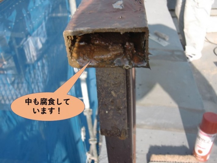 岸和田市の鉄製の手すりの中も腐食しています!