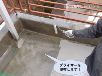 岸和田市のベランダにプライマーを塗布します!