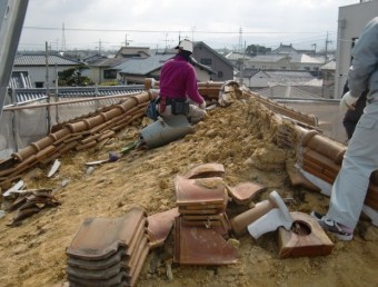 岸和田市土生町で洋瓦の屋根葺き替えで瓦・土の撤去