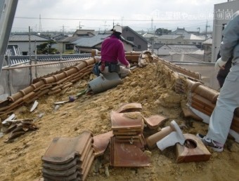 岸和田市土生町で洋瓦の屋根葺き替えで瓦・土の撤去