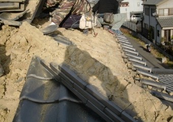 岸和田市東大路町の屋根瓦葺き替えで既存瓦と土の撤去