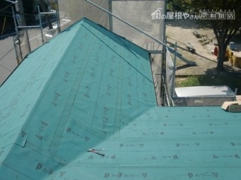 岸和田市上松町の屋根の防水シートと新スレート瓦へ葺き替え開始で野地板・防水シート貼り