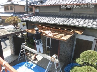 泉北郡忠岡町の玄関屋根修理