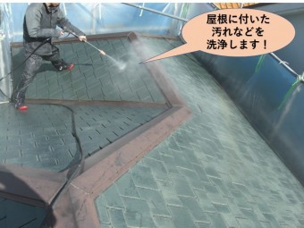 阪南市の屋根についた汚れなどを洗浄します