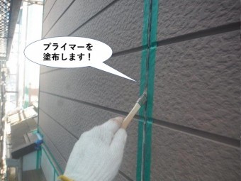 和泉市の外壁目地にプライマーを塗布します。