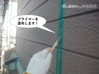 和泉市の外壁目地にプライマーを塗布します。