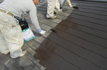 岸和田市真上町の外壁塗装と屋根塗装で屋根の中塗り