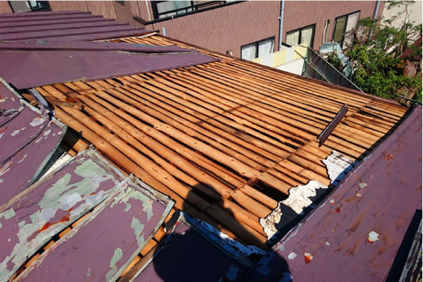 強風で捲れたトタン屋根