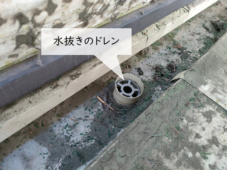 岸和田市のベランダの水抜きドレン オーバーフロー管 の修理 岸和田 和泉市で屋根の補修 リフォームなら街の屋根やさん