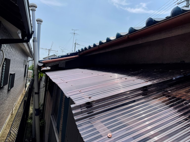 忠岡町の物置スペースの塩ビ波板をポリカ波板に張り替え 岸和田 和泉市で屋根の補修 リフォームなら街の屋根やさん