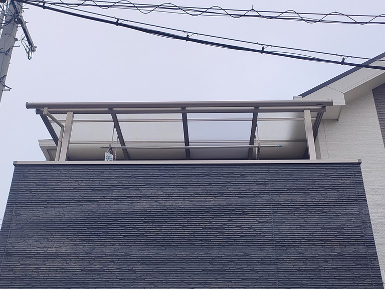泉大津市のベランダの屋根パネル1枚を取付けた費用などをご紹介 岸和田 和泉市で屋根の補修 リフォームなら街の屋根やさん 泉大津市のベランダの屋根パネル1枚を取付けた費用などをご紹介 岸和田 和泉市で屋根の補修 リフォームなら街の屋根やさん