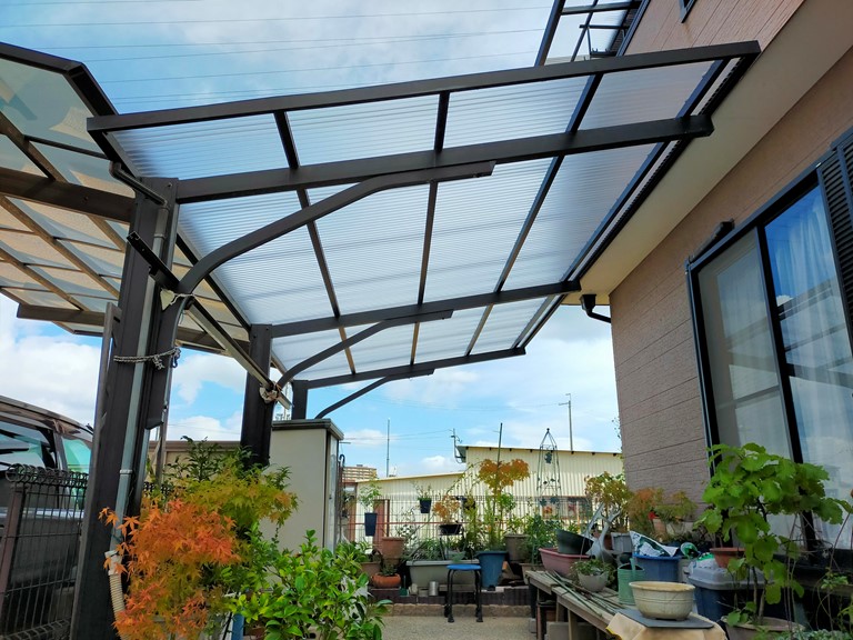 高石市のカーポートの波板をポリカ波板 クリアマットに張替 岸和田 和泉市で屋根の補修 リフォームなら街の屋根やさん