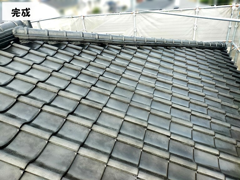 高石市で塗料が剥がれて劣化したセメント瓦の屋根を塗装しました 