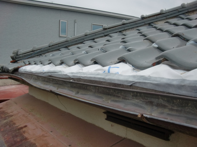 和泉市軒瓦割れ工事前