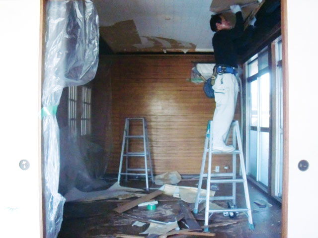 岸和田市小松里町の採光窓設置工事で解体作業