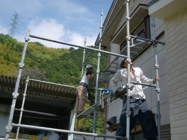 岸和田市の劣化の進んだ庇の復旧工事　1日目