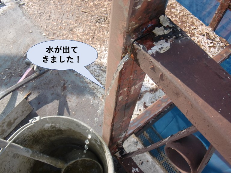 岸和田市の陸屋根の手すりをカットすると水が出てきました！
