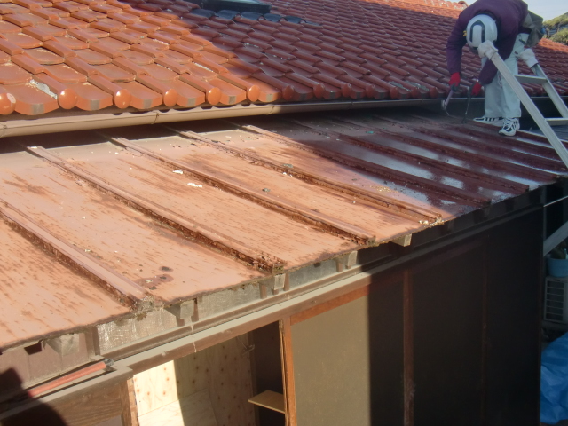 岸和田市西之内町の錆びた屋根のカラー鋼板