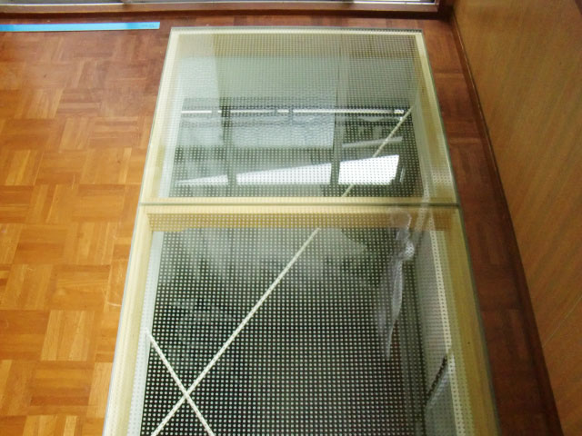 岸和田市小松里町の二階の床に強化ガラス設置