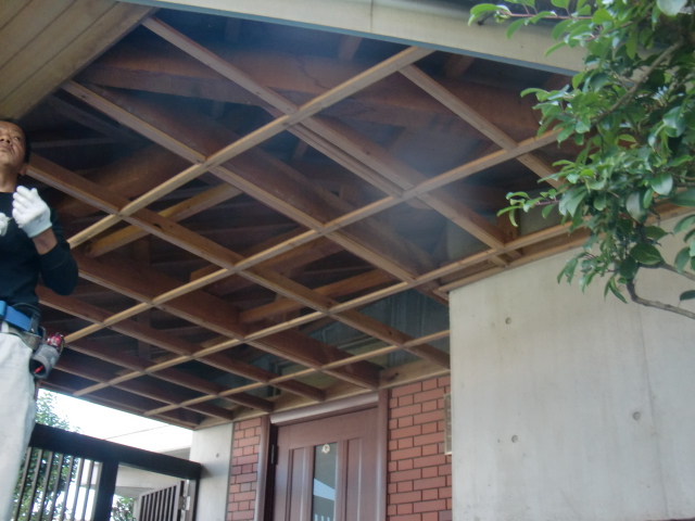 岸和田市土生町の既存の玄関庇の天井板撤去