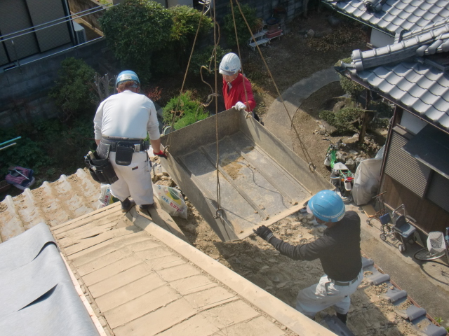 岸和田市土生町の下屋根の既存瓦など撤去