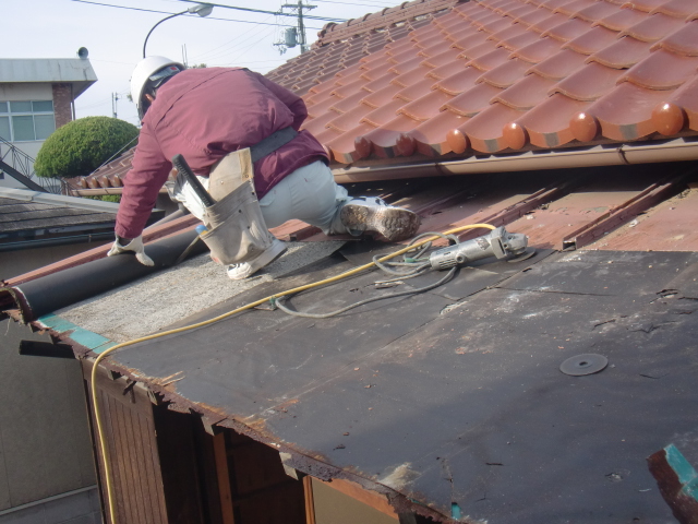 岸和田市西之内町の屋根の防水シート撤去中