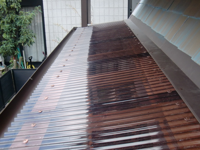 岸和田市土生町の物干し場の屋根に波板設置