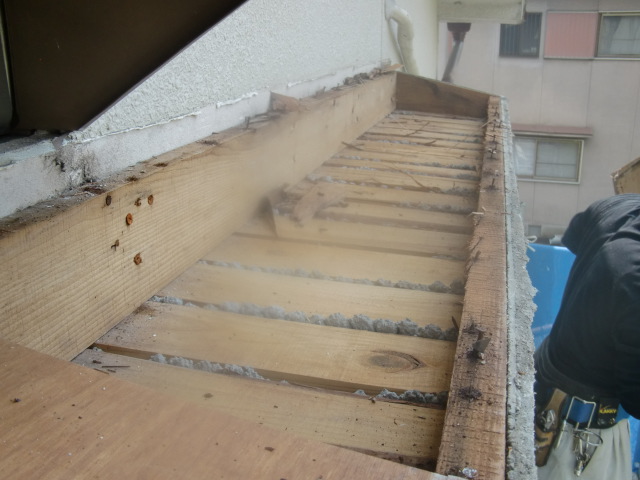 岸和田市の劣化の進んだ庇の復旧工事　1日目