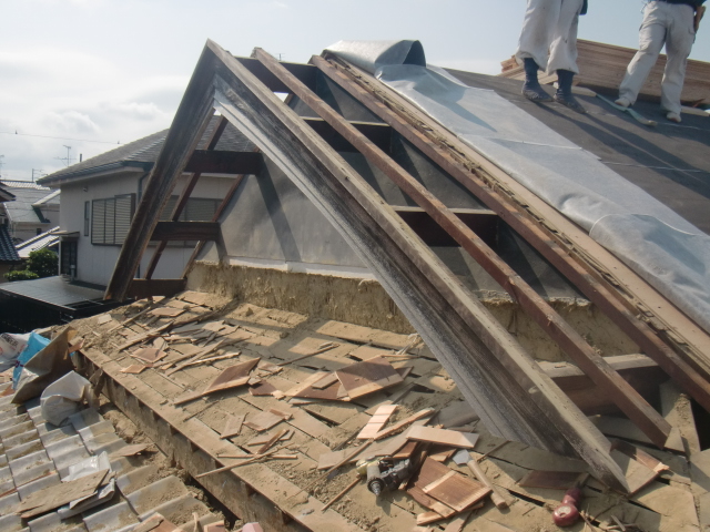 岸和田市土生町の既存の軒天井板撤去完了