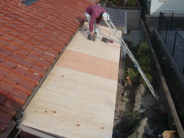 岸和田市西之内町の屋根葺き替えで合板で下地設置