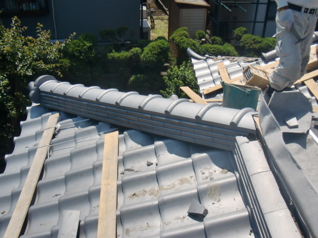 岸和田市土生町の下屋の隅棟に瓦葺き完了