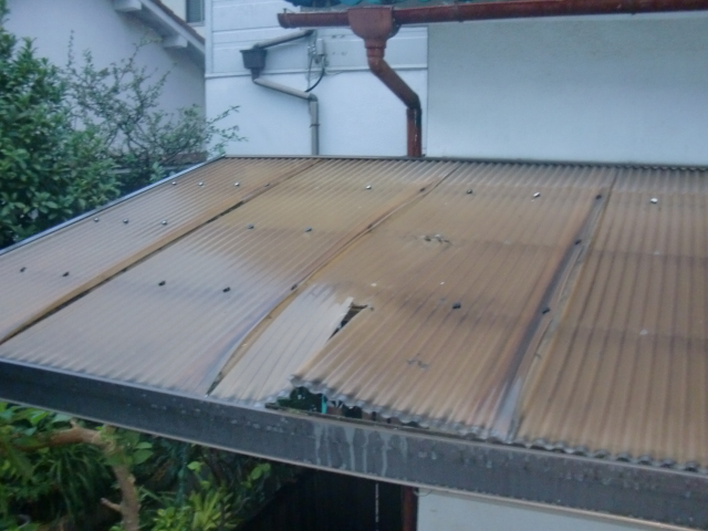 岸和田市春木の台風で割れた波板
