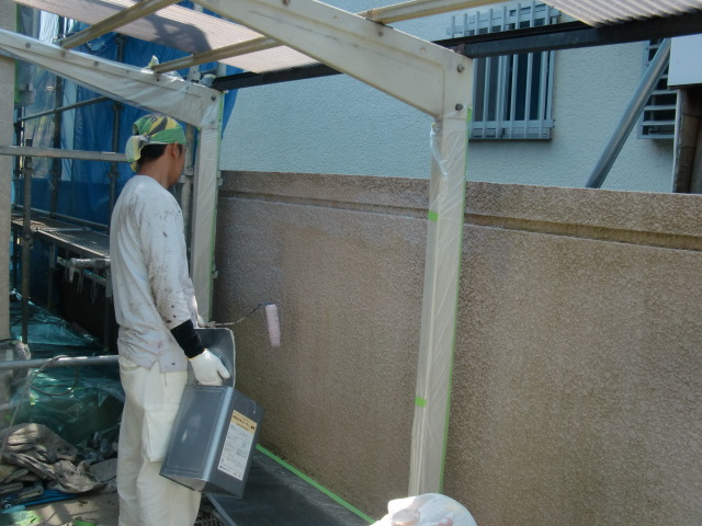 岸和田市天神山町の塀を下塗り塗装